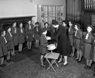 Presentación a un miembro del grupo de Brownies en la Royal Victoria School for the Blind, Newcastle upon Tyne, Reino Unido, enero de 1962